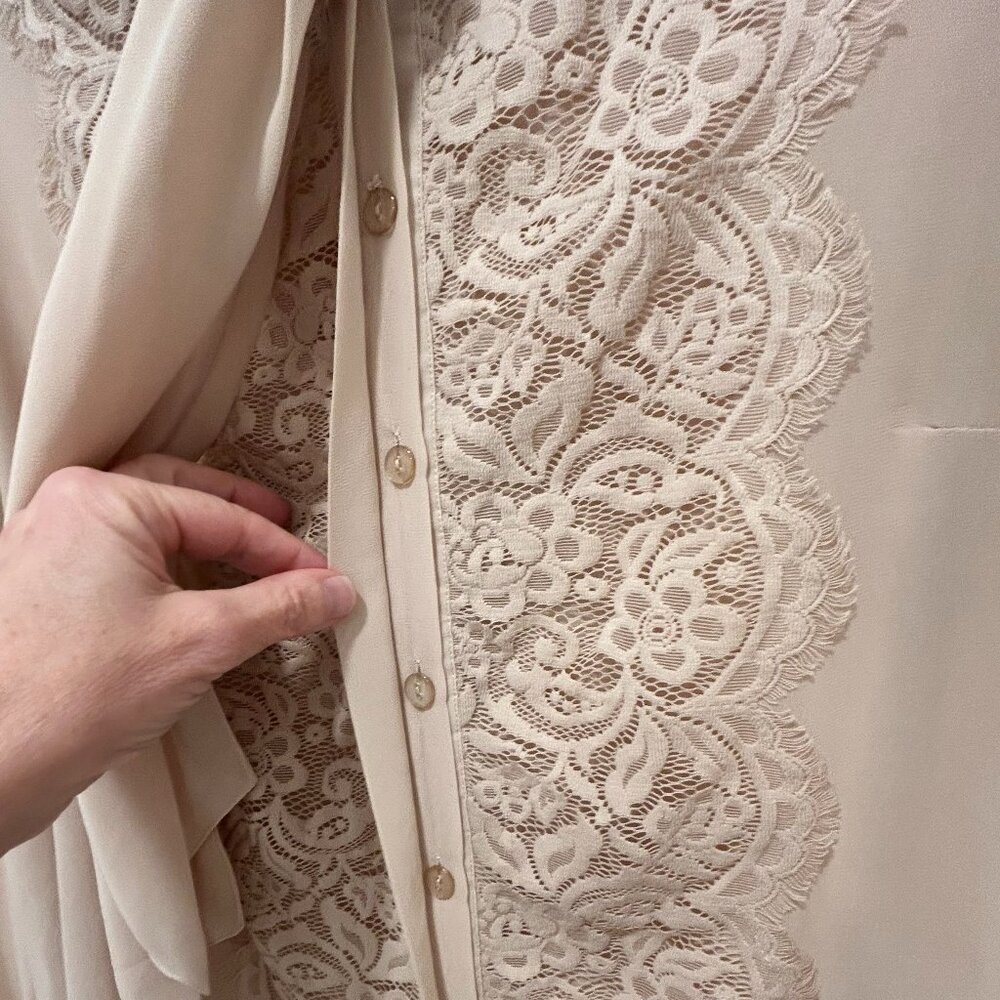 G.I.L.I. beige bowtie blouse with scalloped lace detail (M) - Picture 4 of 7